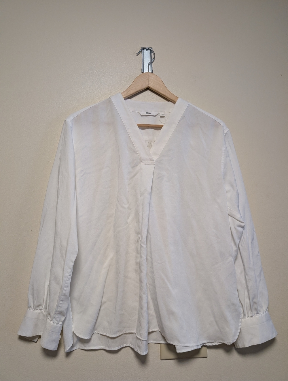 Uniqlo V Neck Blouse White Long Sleeve Minimalist M